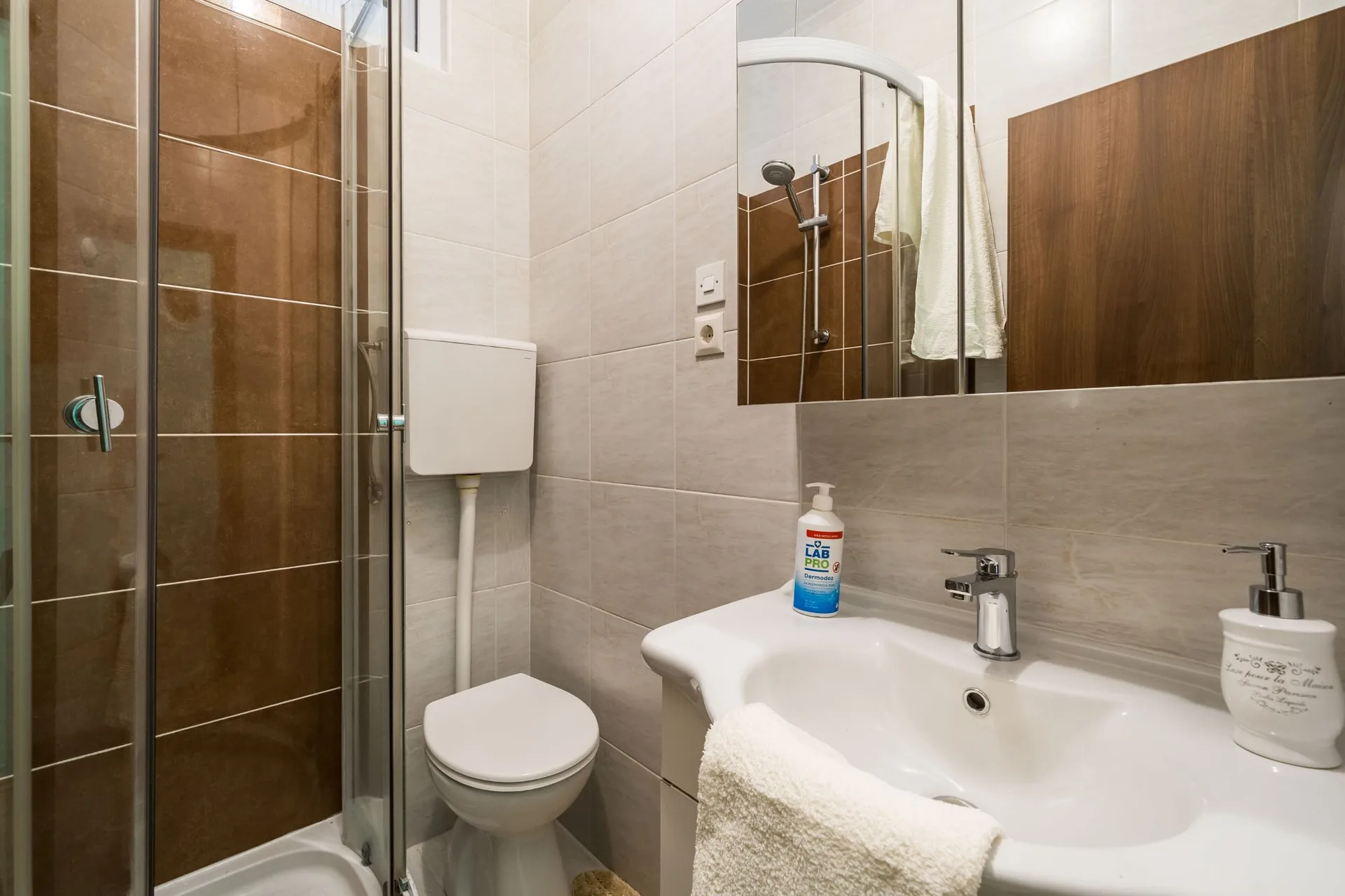luciana residence ensuite bathroom shower