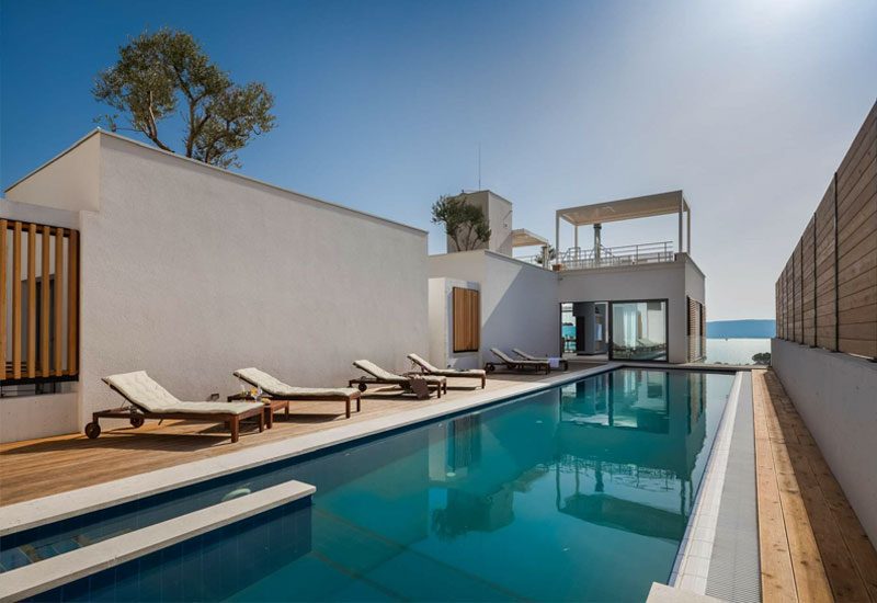 luxusvilla kroatien infinity pool liegestühle